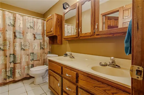 8352 NW B HWY, Urich, MO 64788