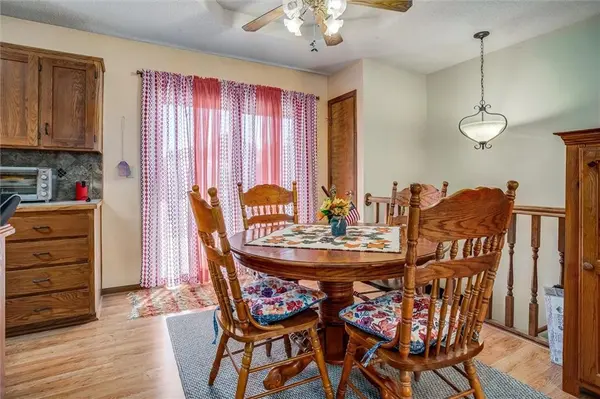 305 Pinetree DR, Greenwood, MO 64034