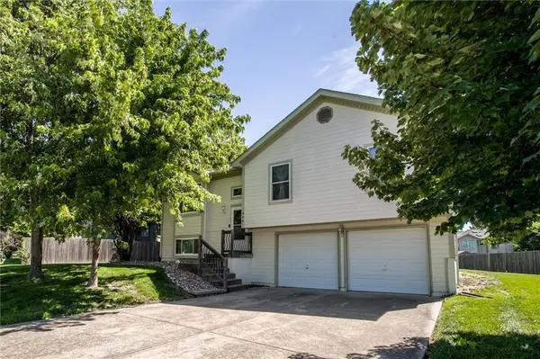 305 Pinetree DR, Greenwood, MO 64034