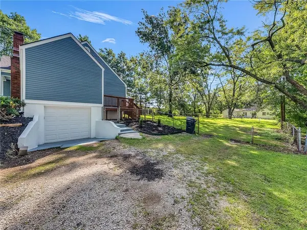 2421 NE Vivion RD, Kansas City, MO 64118