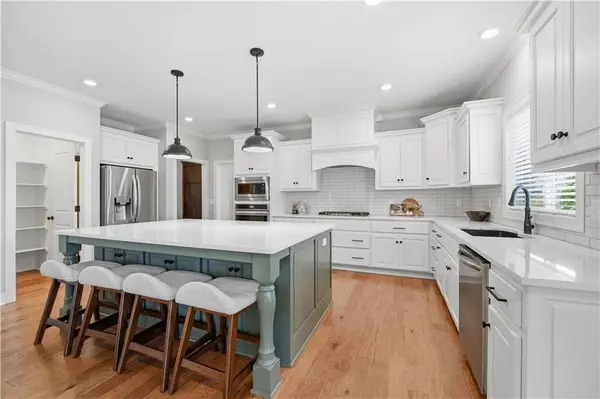 318 NW Ambersham DR, Lee's Summit, MO 64081