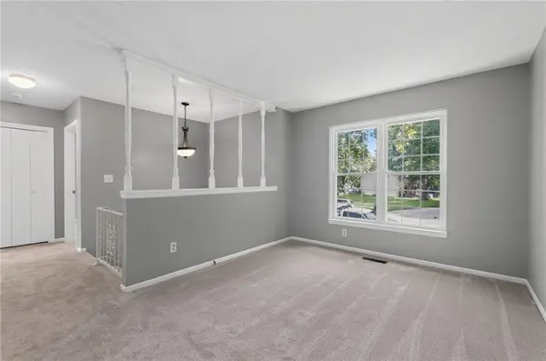 5924 NW Creekview DR, Parkville, MO 64152