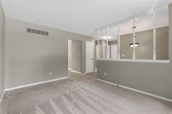 5924 NW Creekview DR, Parkville, MO 64152