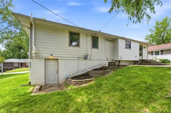 305 SW Marion LN, Lee's Summit, MO 64081