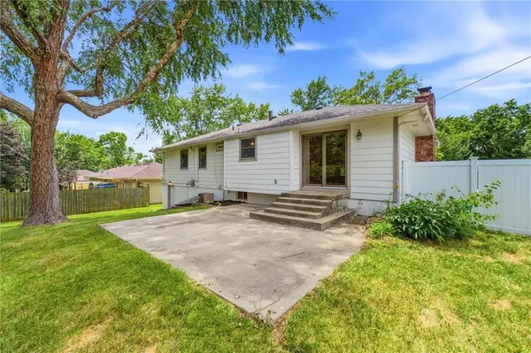 305 SW Marion LN, Lee's Summit, MO 64081