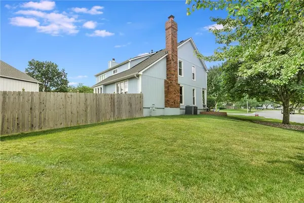 8821 W 115th TER, Overland Park, KS 66210