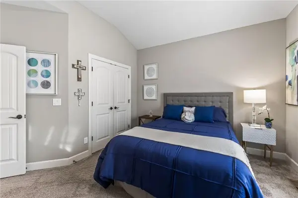 433 NW Kaylea CT, Lee's Summit, MO 64081