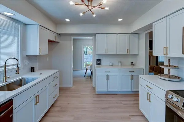 412 Deerfield CT, Lee's Summit, MO 64086