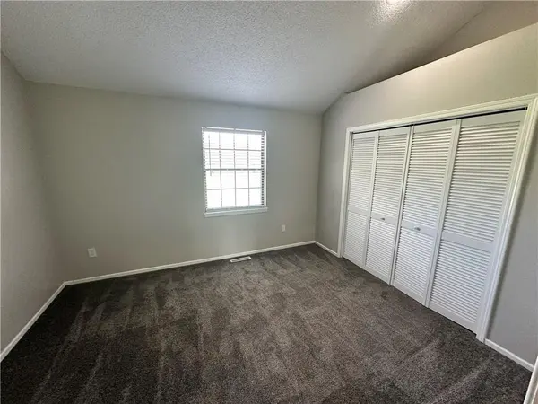 725 SW Liggett RD #A, Blue Springs, MO 64015