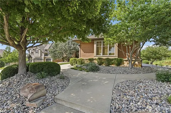 9162 COTTONWOOD CANYON DR, Lenexa, KS 66219