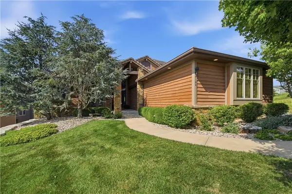 9162 COTTONWOOD CANYON DR, Lenexa, KS 66219