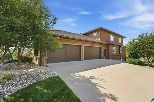 9162 COTTONWOOD CANYON DR, Lenexa, KS 66219