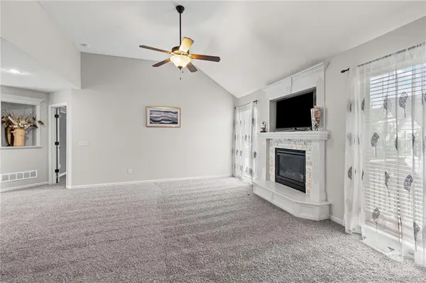 1913 White Tail LN, Liberty, MO 64068