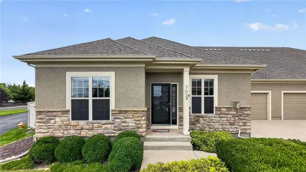 2250 Lake Pointe DR #702, Lawrence, KS 66049