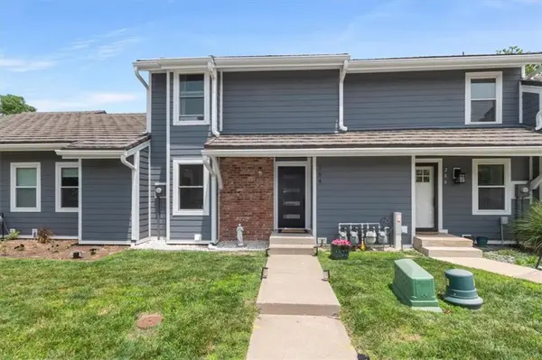 284 NE Bayview DR, Lee's Summit, MO 64064
