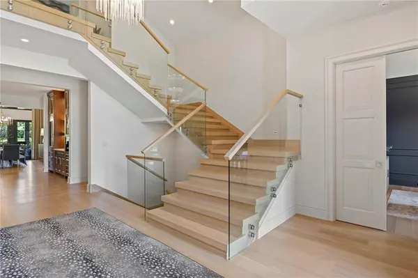 2004 W 114th ST, Leawood, KS 66211