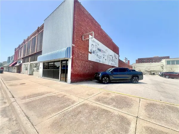 210 W 9th ST, Coffeyville, KS 67337