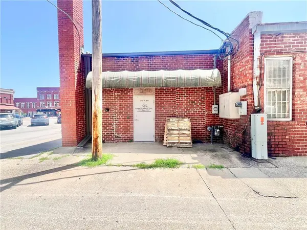 210 W 9th ST, Coffeyville, KS 67337