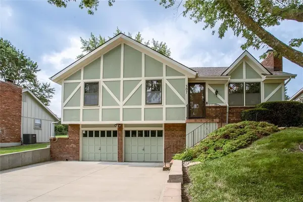 507 NE Karapat DR, Kansas City, MO 64155