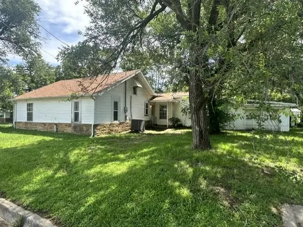 1329 W Allison ST, Nevada, MO 64772