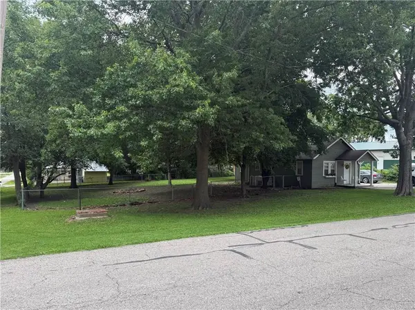 6 S 3rd ST, Louisburg, KS 66053