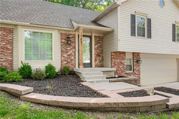10407 Long ST, Overland Park, KS 66215