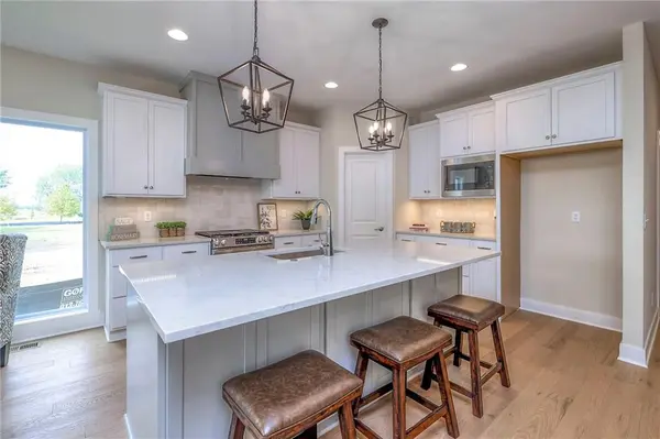 9846 Greeley ST, Lenexa, KS 66227