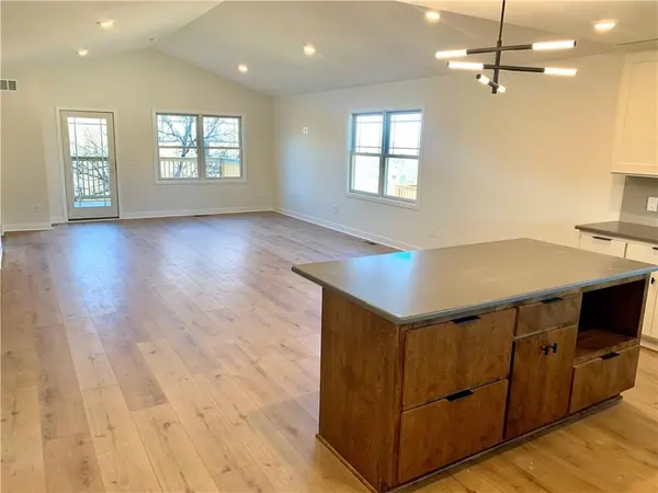 2701 Meadow RDG, St Joseph, MO 64504