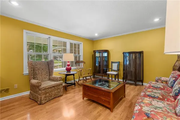 1312 SW Sunrise DR, Blue Springs, MO 64015
