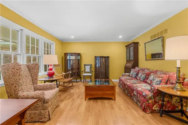 1312 SW Sunrise DR, Blue Springs, MO 64015