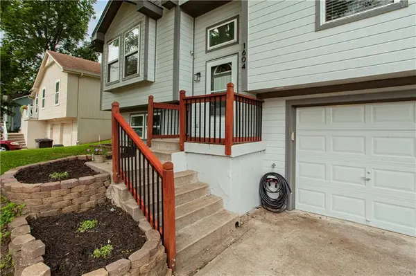 1604 S Concord CT, Independence, MO 64058