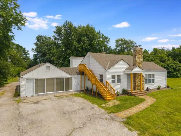 107 N Broadway ST, Oak Grove, MO 64075