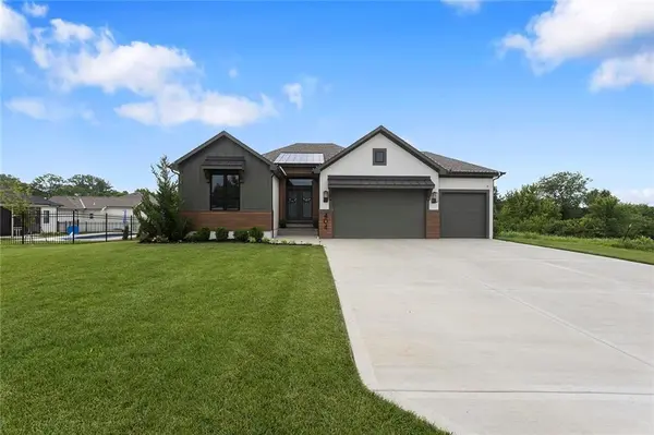 404 NE Pavilion DR, Grain Valley, MO 64029