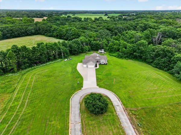 803 NE Lakota DR, Adrian, MO 64720