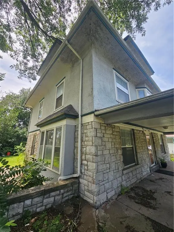2211 E 69TH ST, Kansas City, MO 64132