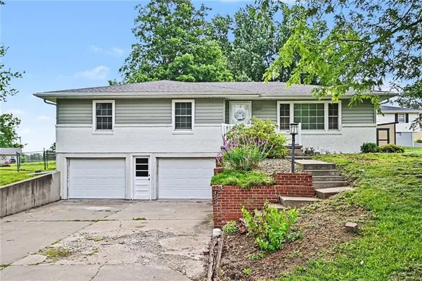 1207 Safari DR, St Joseph, MO 64506