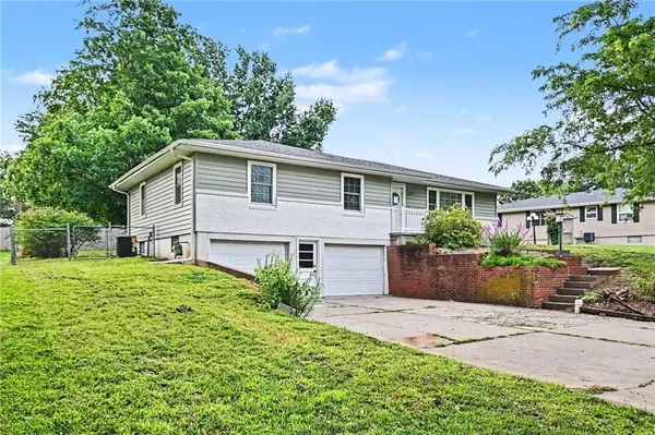 1207 Safari DR, St Joseph, MO 64506