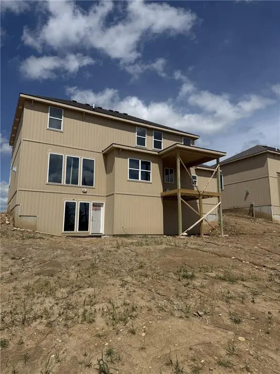 9001 N Poplar AVE, Kansas City, MO 64156