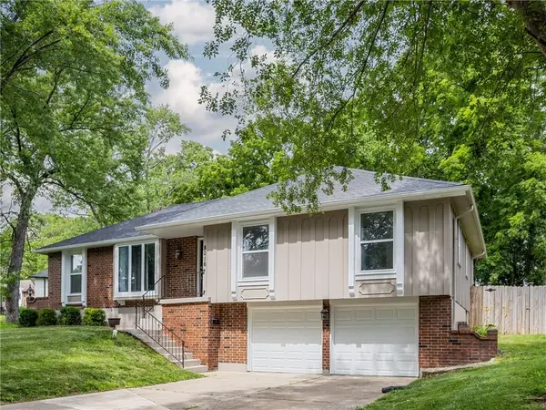 8016 Sunset CIR, Grandview, MO 64030