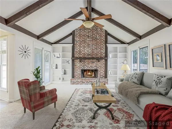 8016 Sunset CIR, Grandview, MO 64030