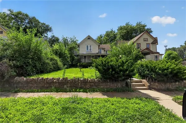 906 Columbia AVE, Leavenworth, KS 66048