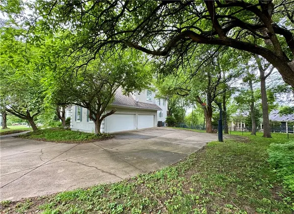 26450 W 106th TER, Olathe, KS 66061