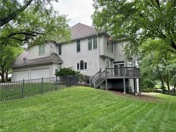 26450 W 106th TER, Olathe, KS 66061