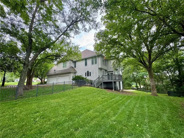 26450 W 106th TER, Olathe, KS 66061