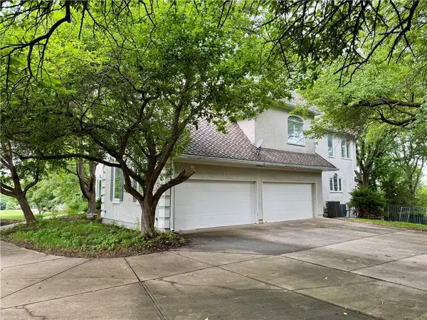 26450 W 106th TER, Olathe, KS 66061