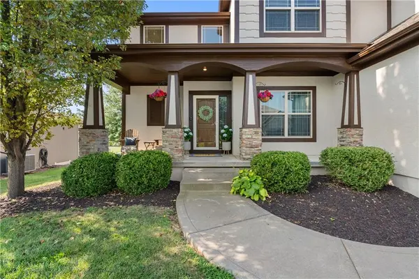 508 SW Lake Side DR, Lee's Summit, MO 64064