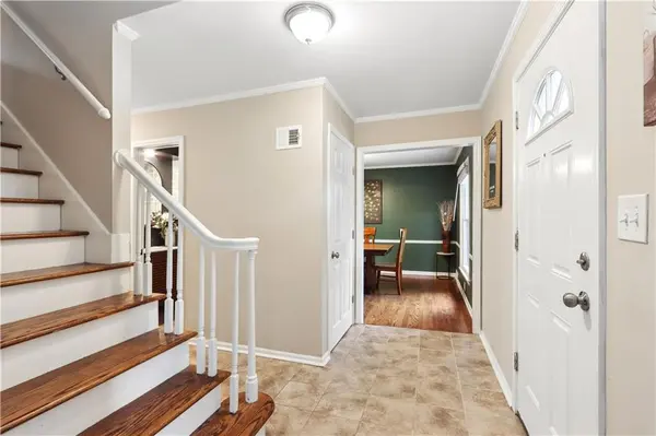 6836 NW Birch CT, Kansas City, MO 64151