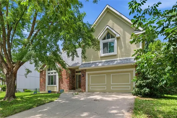 8260 N Woodland AVE, Kansas City, MO 64118