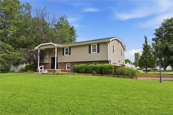 1009 Twin Lakes DR, Pittsburg, KS 66762
