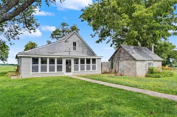 15496 Norton RD, Kincaid, KS 66039